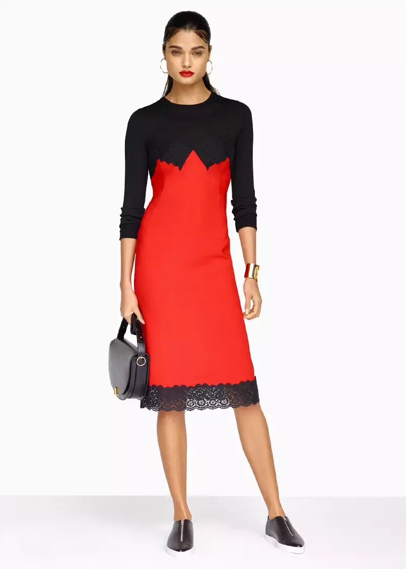 Altuzarra Debbie Dress, Stella McCartney Zip Loafers, Victoria Beckham Half Moon Box Bag, Maria Black Orion Maxi Hoop Earrings en Givenchy geometryske rûne armband