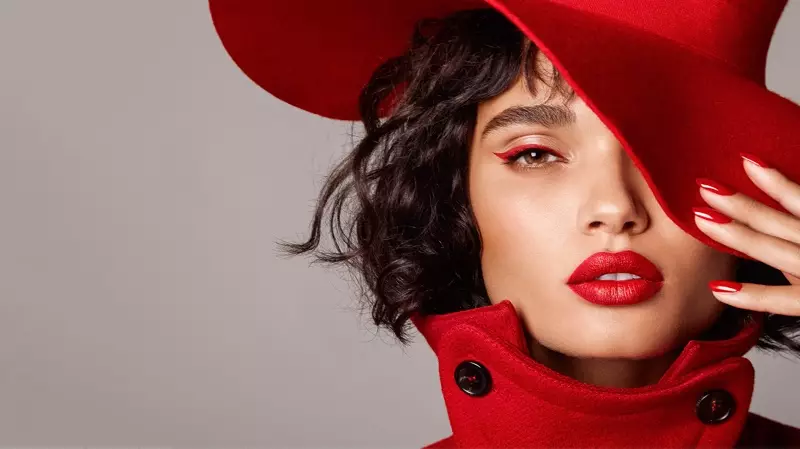 Daniela Braga Berpose dalam Mode Red-Hot untuk Harper's Bazaar