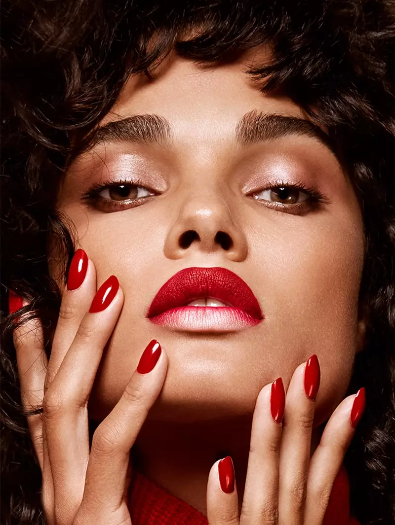 Daniela Braga poseeraa Red-Hot Fashionsissa Harper's Bazaarille