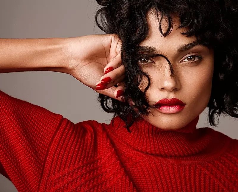 Daniela Braga Pozas en Ruĝecaj Modoj por Harper's Bazaar