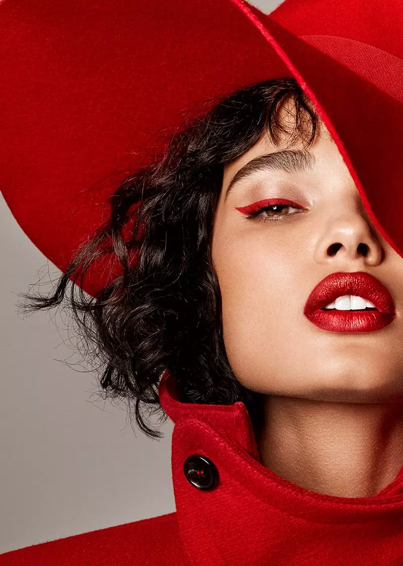 Daniela Braga pozuoja „Red-Hot Fashions“ „Harper's Bazaar“.