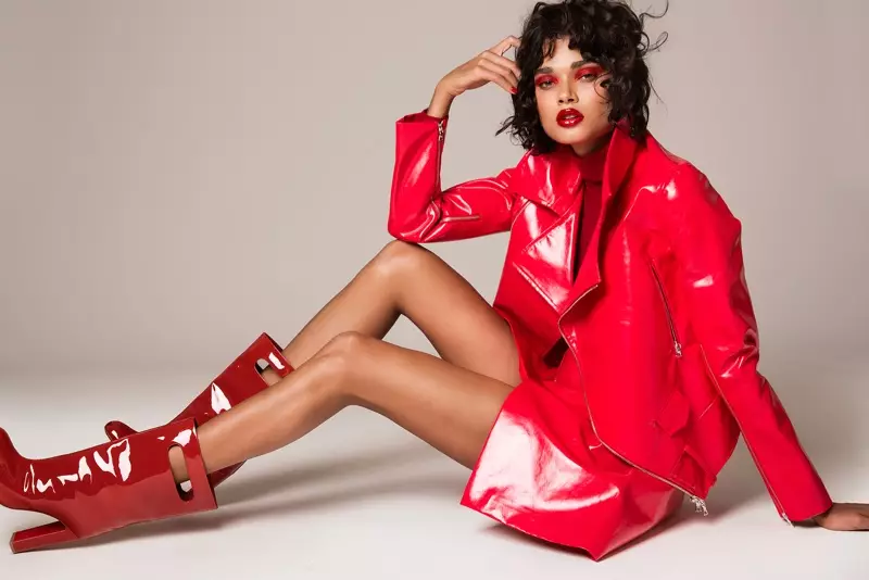 Daniela Braga Berpose dalam Fesyen Merah Panas untuk Harper's Bazaar