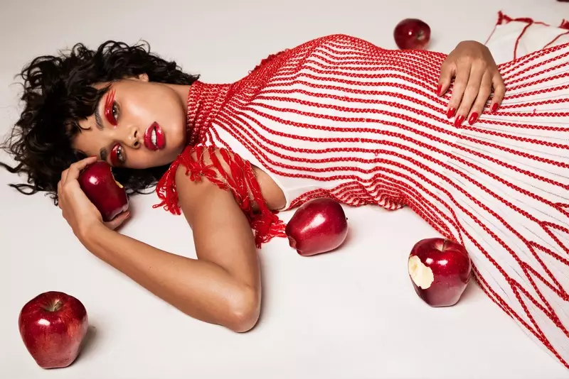 Daniela Braga akuwoneka mu Red-Hot Fashions kwa Harper's Bazaar