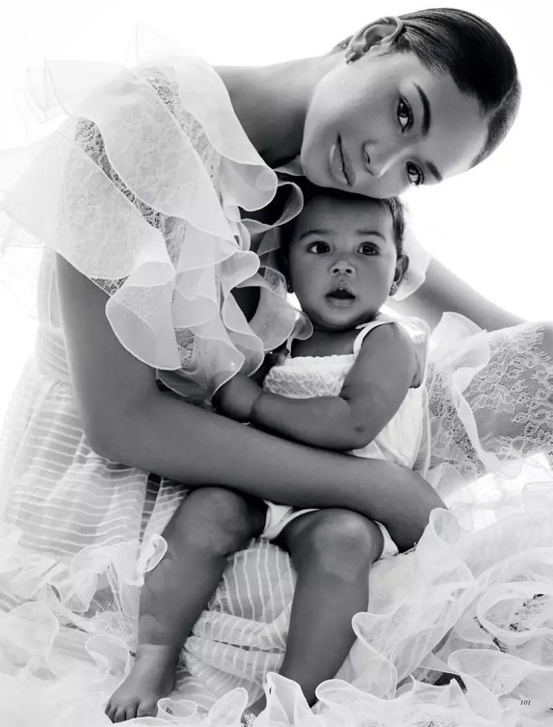 Si Chanel Iman miduyog sa anak nga babaye nga si Cali alang sa Harper's Bazaar Kazakhstan