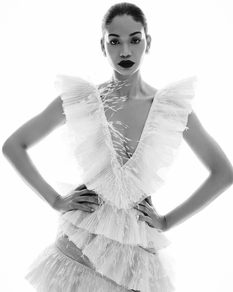 Chanel Iman s'uneix a la seva filla Cali a Harper's Bazaar Kazakhstan