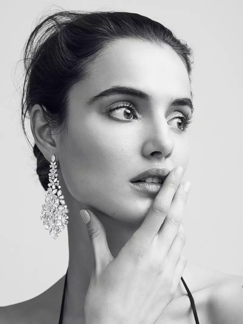 Blanca Padilla ស្លៀកស្ទីល Monochrome សម្រាប់ Harper's Bazaar Kazakhstan