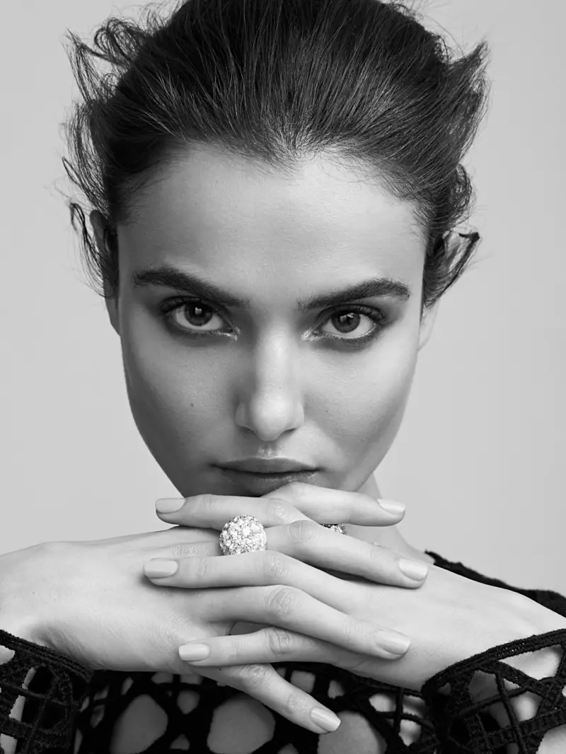 Blanca Padilla ស្លៀកស្ទីល Monochrome សម្រាប់ Harper's Bazaar Kazakhstan