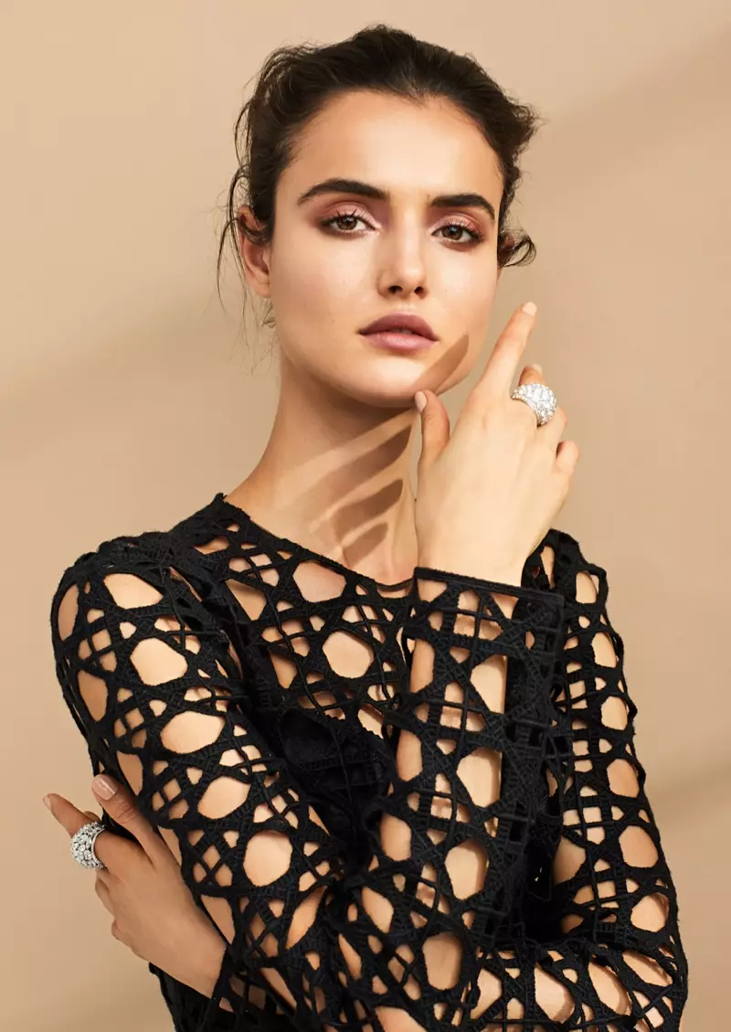 Blanca Padilla draagt monochrome stijl voor Harper's Bazaar Kazachstan