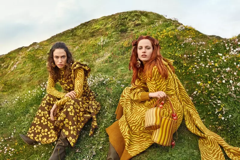 Julia Banas e Sophie Koella posam na Inglaterra para a campanha outono-inverno 2019 da Ulla Johnson