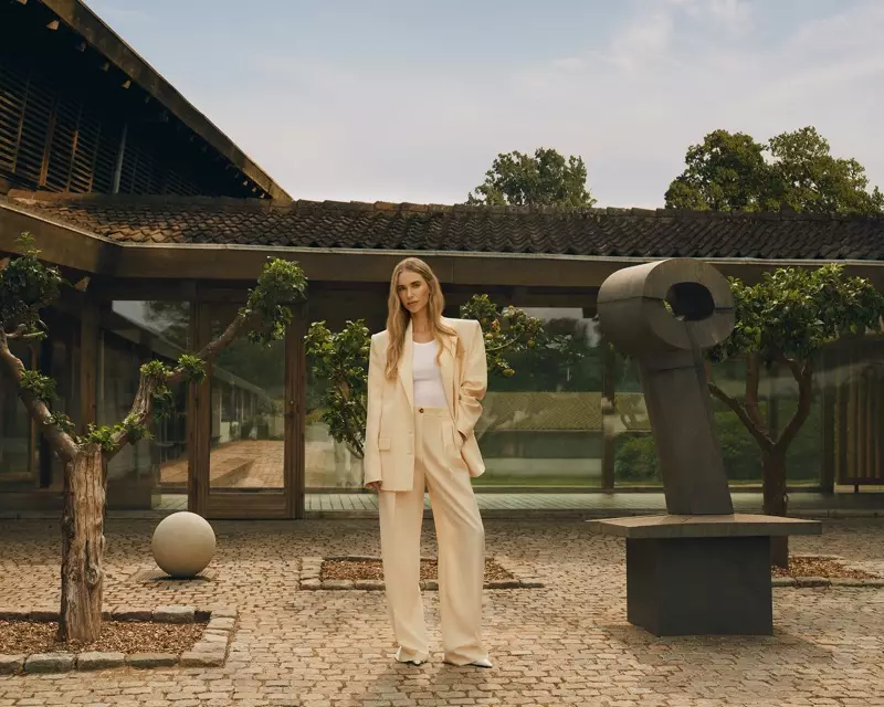 Pernille Teisbaek poseert in passende stijlen voor de Pernille x Mango-campagne.