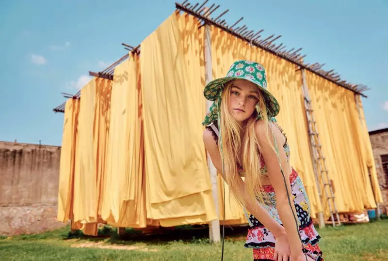 Jean Campbell indossa abiti colorati da resort su W Magazine