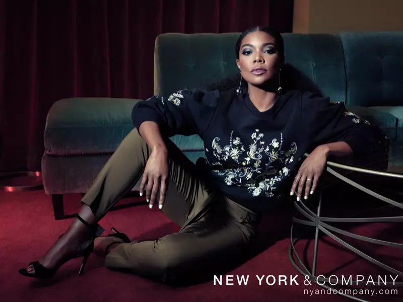 Gabrielle Union-ը հագնում է New York & Company x Gabrielle Union ասեղնագործված վերնաշապիկ և նեղ շալվար