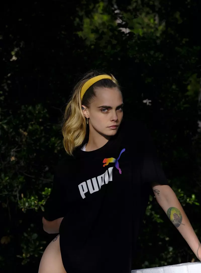 Dondolando una maglietta, Cara Delevingne è la protagonista della campagna PUMA Pride 2020.