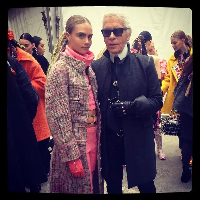 Cara Delevingne + Karls Lagerfeled aizkulisēs Chanel rudens šovā / ar Instagram atļauju