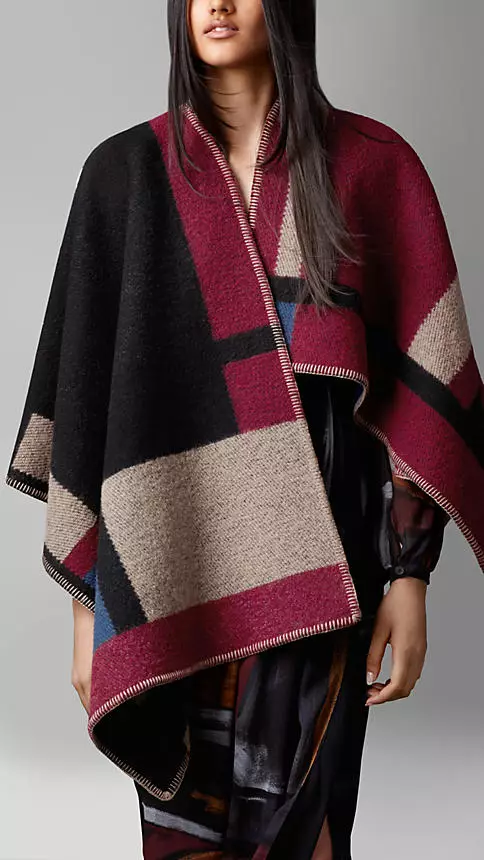 Mae poncho blanced siec bloc lliw Burberry yn gwerthu am $1,395 ar Burberry.com.