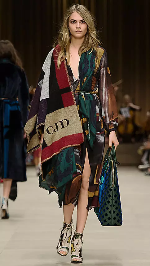 Cara Delevingne amevaa poncho ya Burberry katika onyesho la barabara ya kurukia ya vuli 2014