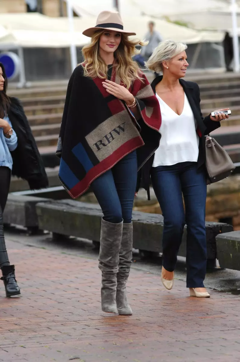 Rosie Huntington-Whiteley ofuina Burberry monogrammed poncho i Sini. Ata: Splash News