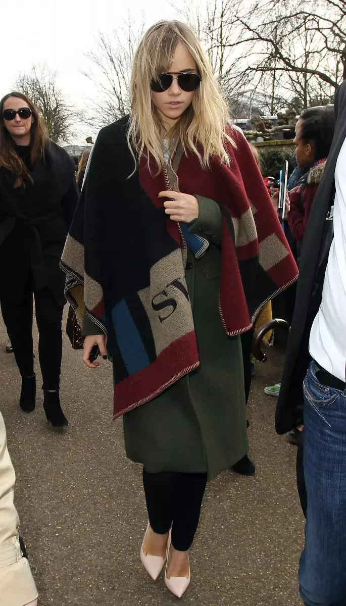 Suki Waterhouse porte un poncho monogrammé Burberry à Londres. Photo: Film magique