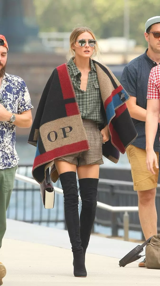 Olivia Palermo draagt een poncho met Burberry-monogram in Brooklyn. Foto: Splash News