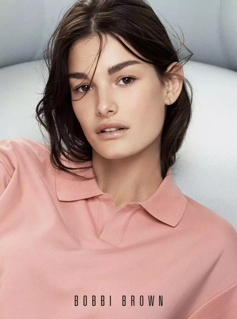 Tus qauv Ophelie Guillermand hnav daim di ncauj glossy hauv Bobbi Brown Tshuaj pleev ib ce lub caij nplooj ntoos hlav-lub caij ntuj sov 2018 phiaj los nqis tes