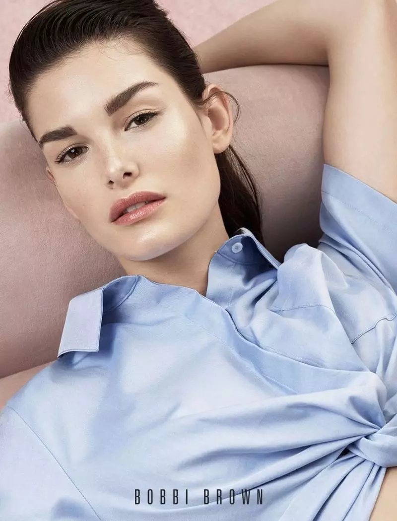 Ophelie Guillermand anaigiza katika kampeni ya Bobbi Brown Cosmetics msimu wa masika wa 2018