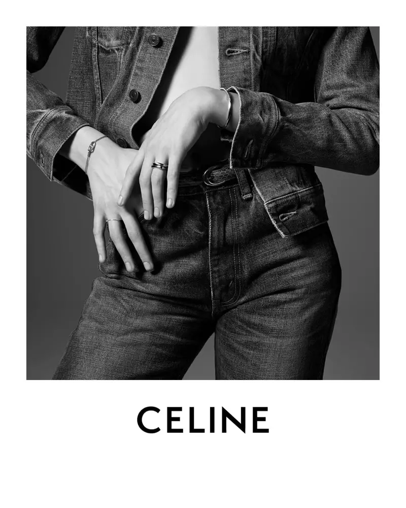 Denim agus jewelry a thugann aird ar phortráidí Celine