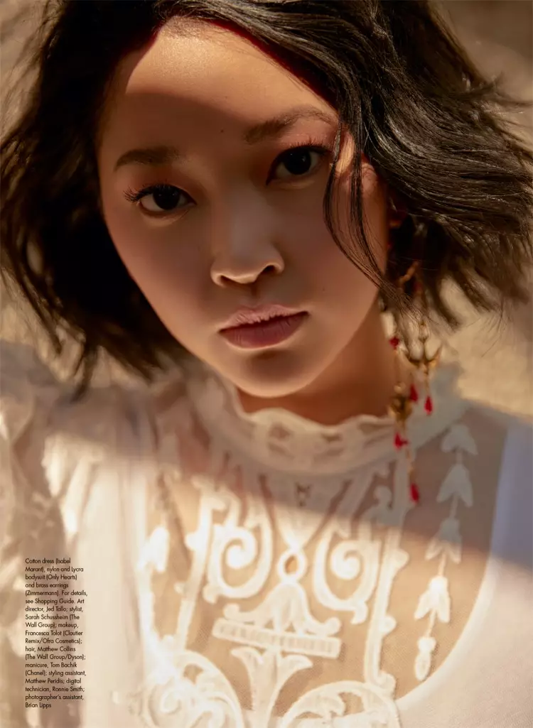 Siap untuk closeupnya, Lana Condor berpose dalam gaun Isabel Marant dan anting-anting Zimmermann