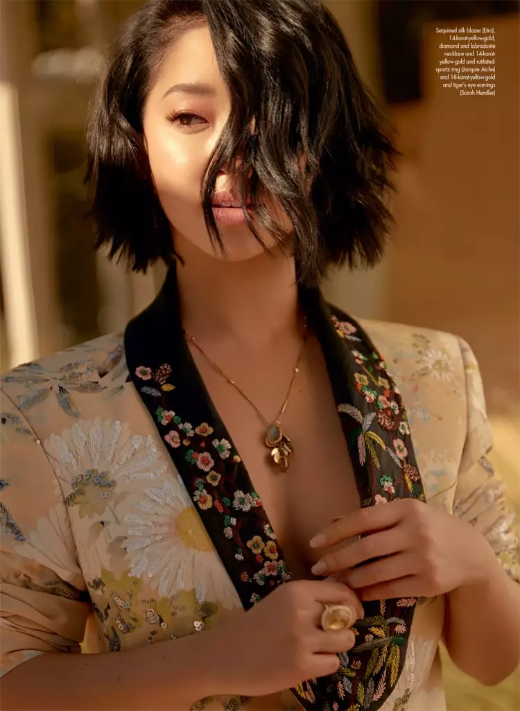 Opknappe, Lana Condor posearret yn Etro blazer