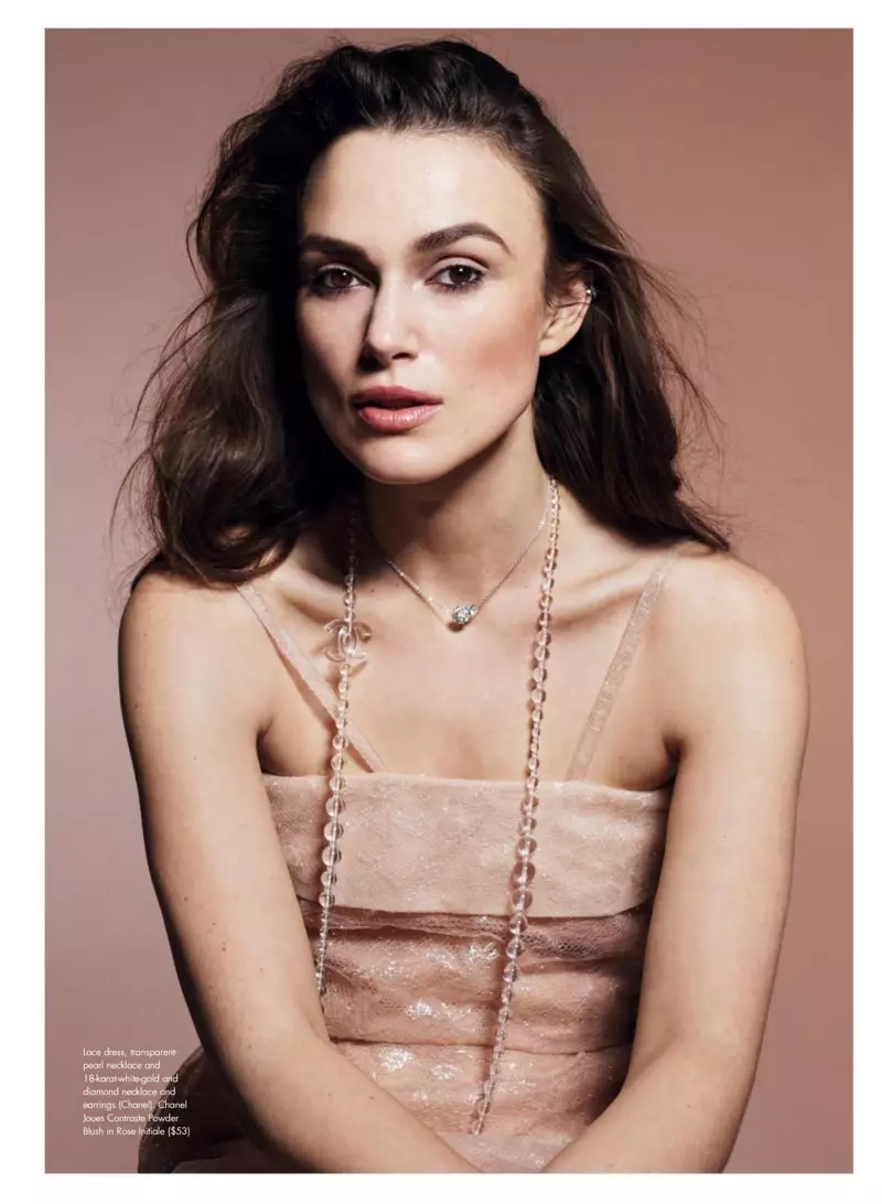 Herečka Keira Knightley má na sobě krajkové šaty Chanel, náhrdelník a náušnice