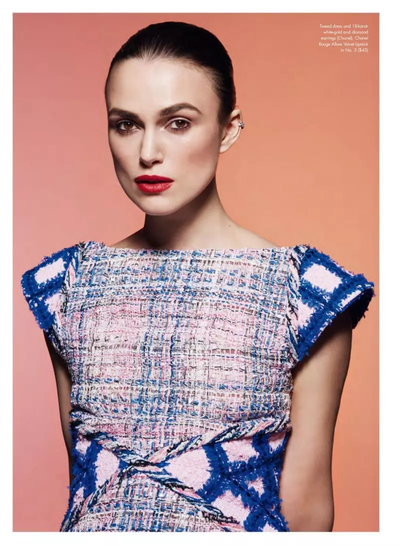 A actriz Keira Knightley posa cun vestido de tweed e pendentes de Chanel