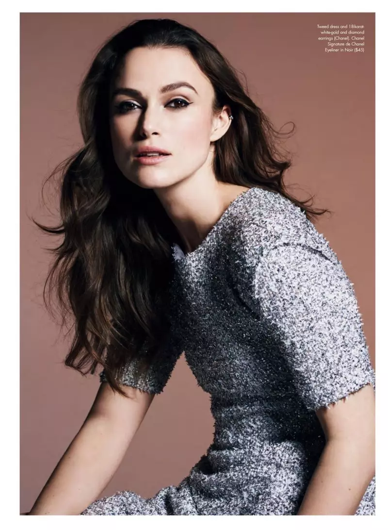 Keira Knightley pózuje v metalických tvídových šatách Chanel a náušniciach