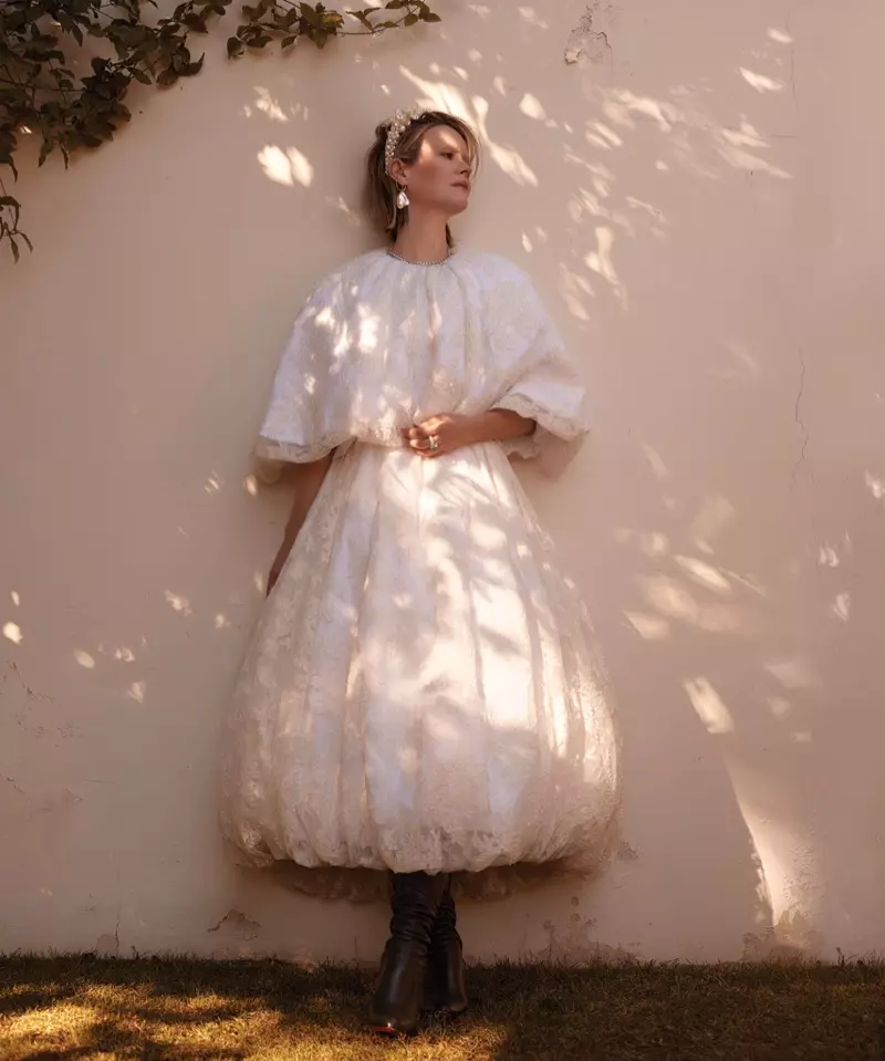 Sarah Paulson pose en robe et bandeau Simone Rocha. Photo: Max Abadian