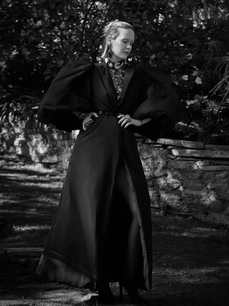 Herečka Sarah Paulson si vyskúša prešívanú bundu a top od Givenchy. Foto: Max Abadian