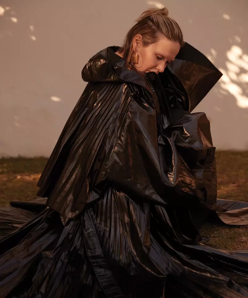 Vestida de preto, Sarah Paulson usa look Balenciaga. Foto: Max Abadi