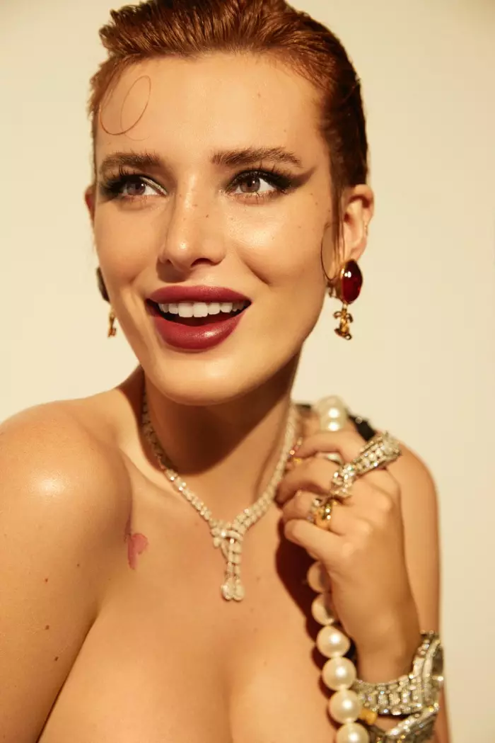 Visi smaida, Bella Thorne valkā Chanel izskatu.