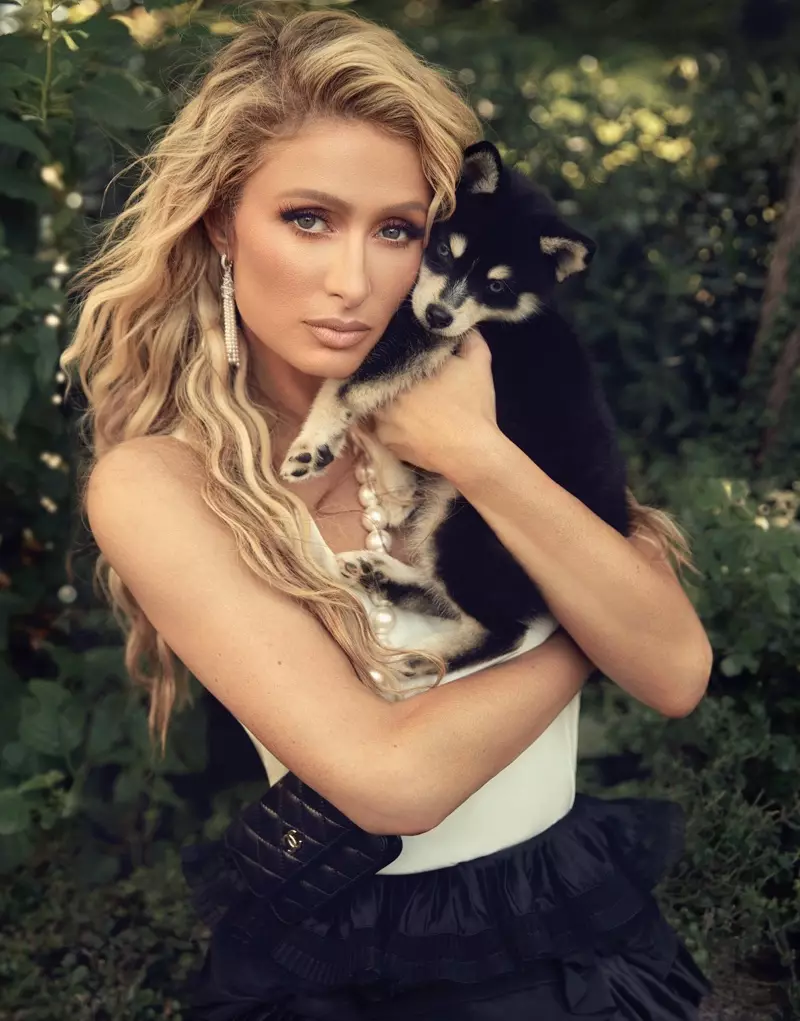 Fotografirao Max Abadian, Paris Hilton pozira sa psom Slivingtonom.