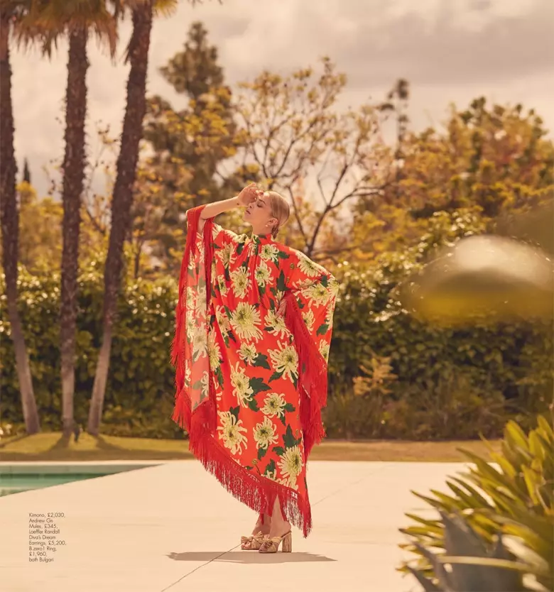 Jasmine Sanders adota looks de outono para Hello! Moda