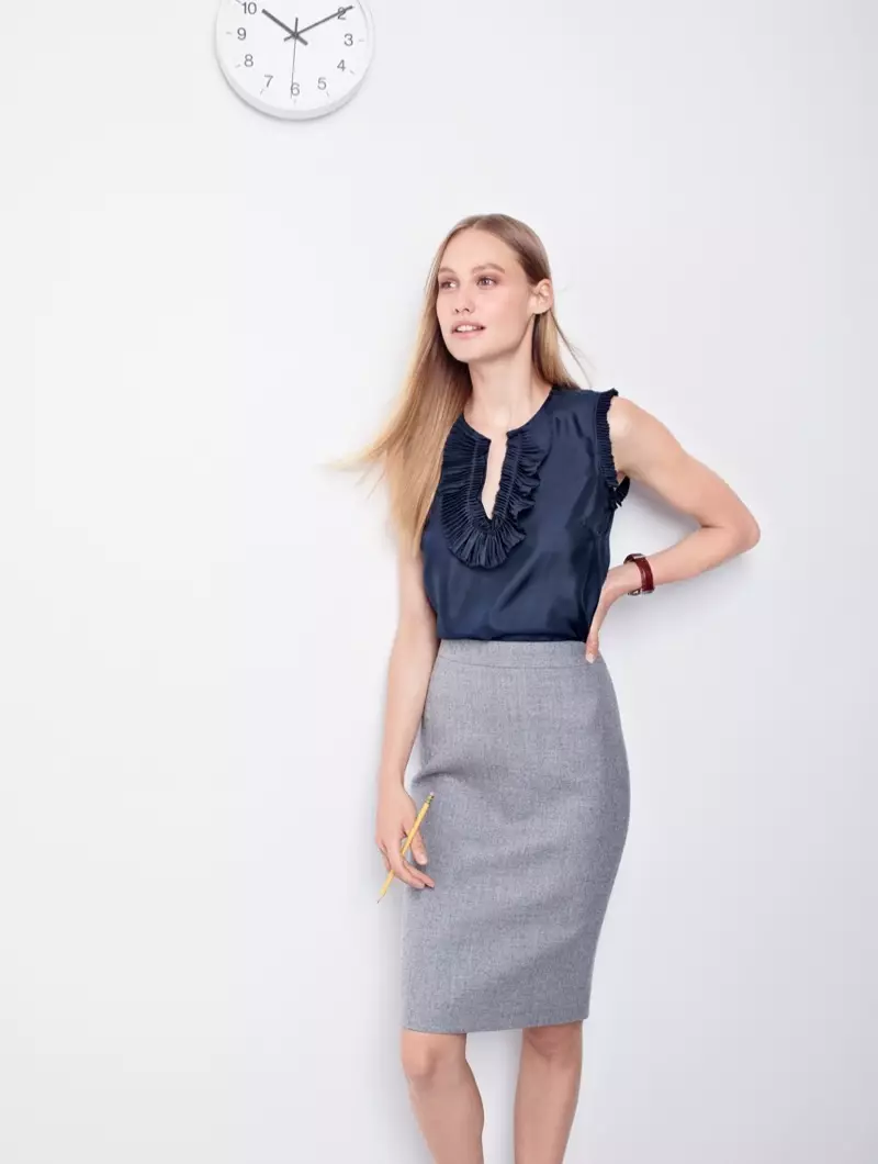 J. Crew Margot Top аз абрешим, № 2 юбка аз пашми дукарата Серж, насосҳои Элси Пэйв аз чарми аз пӯсти мор чопшуда ва соатҳои Mougin & Piquard Chronovintage