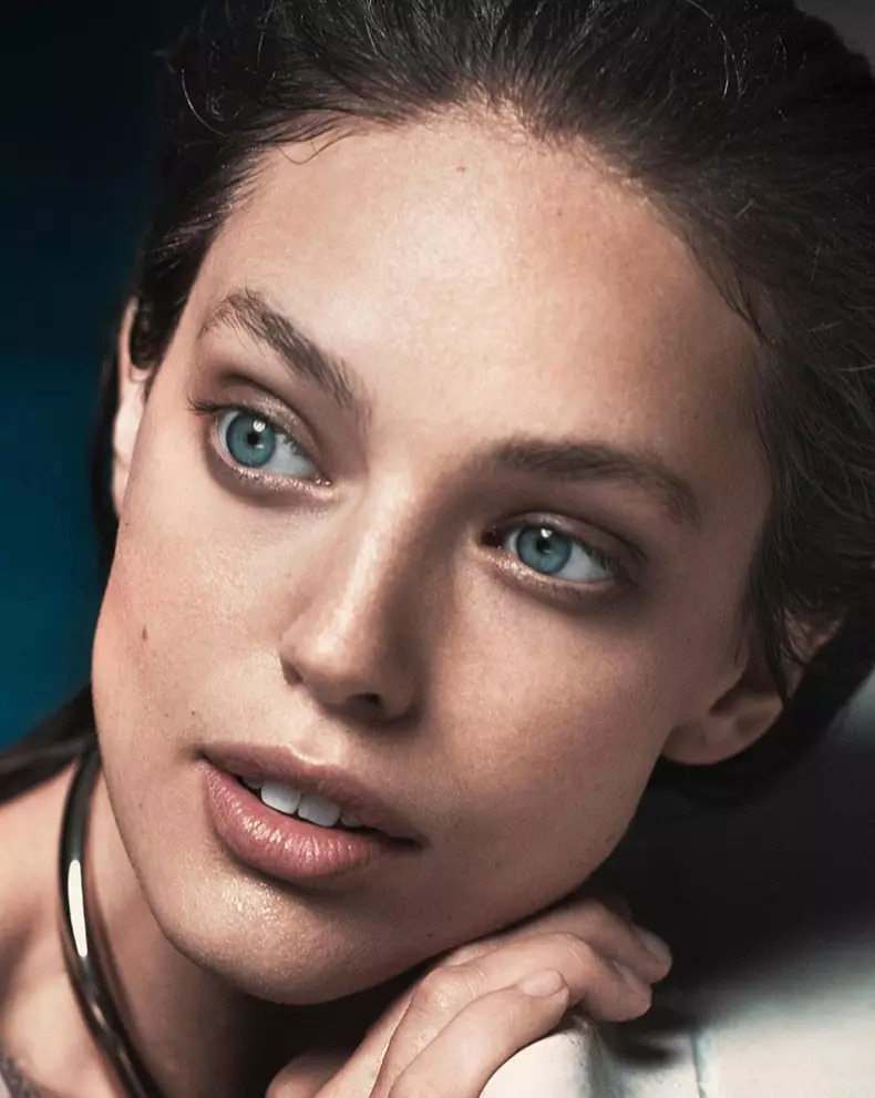 Emily DiDonato eguneroko udako azaleko istorioan murgiltzen da