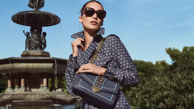 Bella Hadid protagoniza a campaña primavera-verán 2021 de Michael Kors Eyewear.