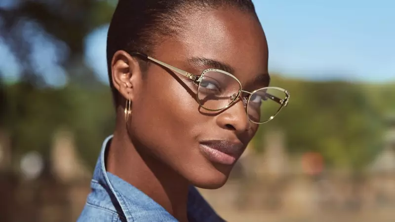 Mayowa Nicholas frontar kampanjen för Michael Kors Eyewear vår-sommar 2021.