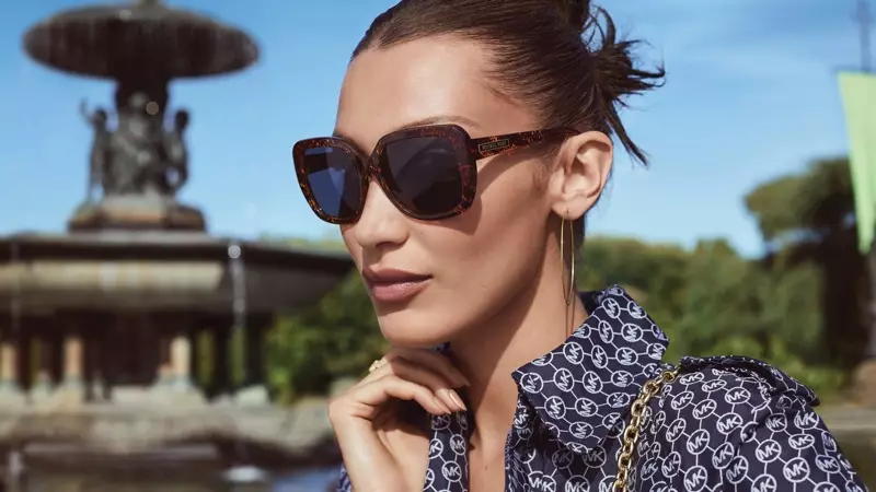 Bella Hadid trägt eine Michael Kors MK 2140 MANHASSET Sonnenbrille.