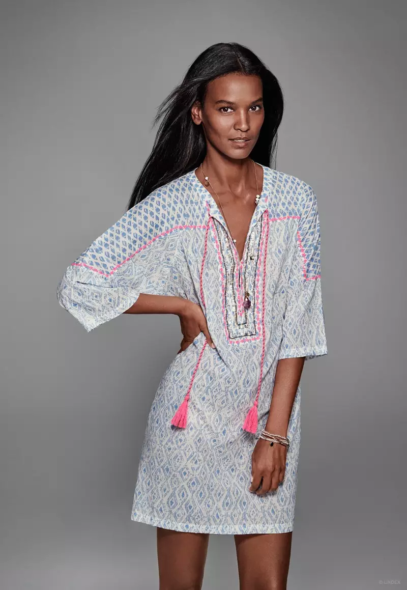 Liya Kebede 穿著灰色和粉紅色的長衫準備迎接春天。