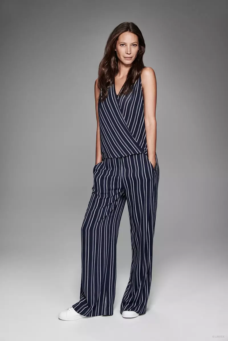 Christy Turlington làm người mẫu cho một bộ jumpsuit sọc cho Lindex.