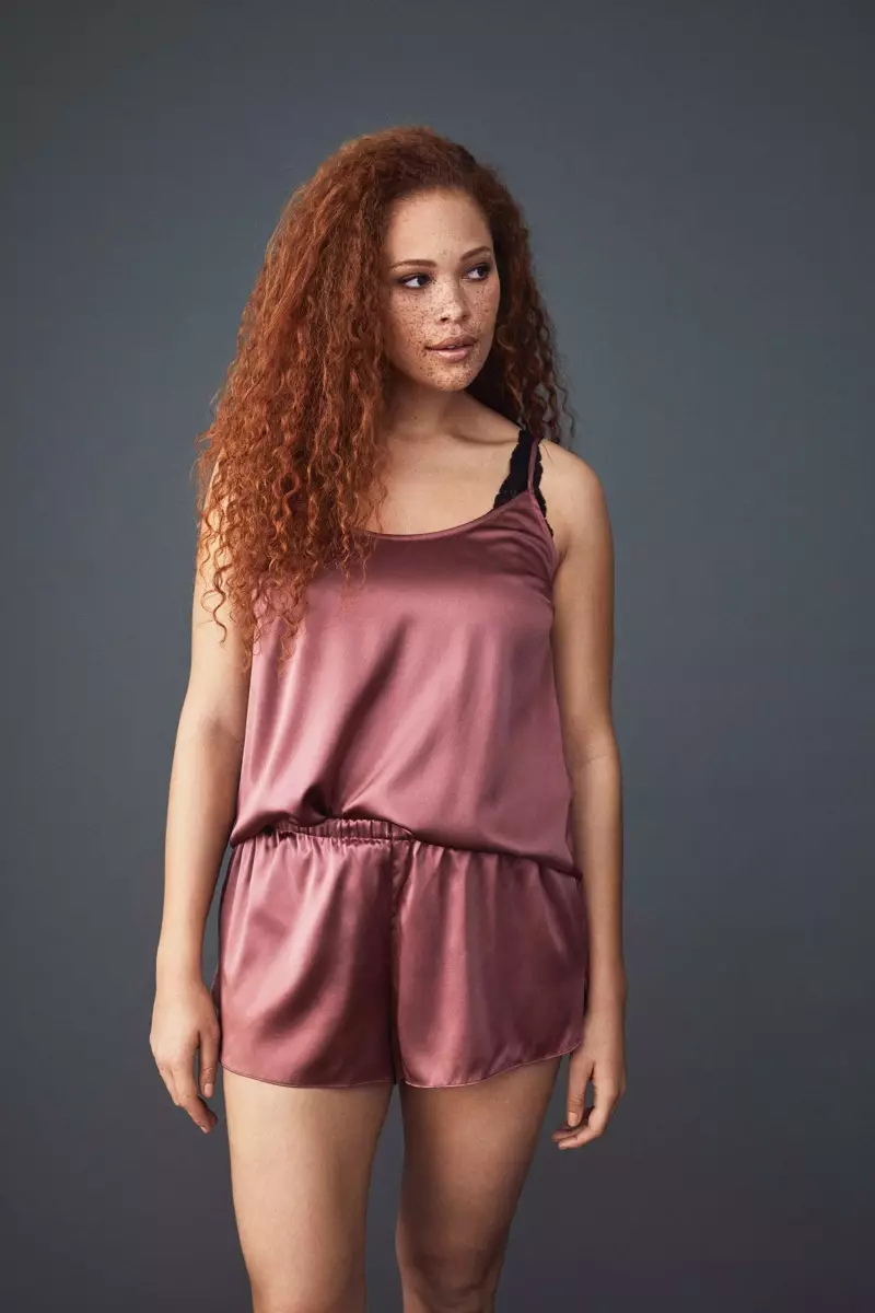 Sabina Karlsson modela top e shorts da coleção Pink da Lindex