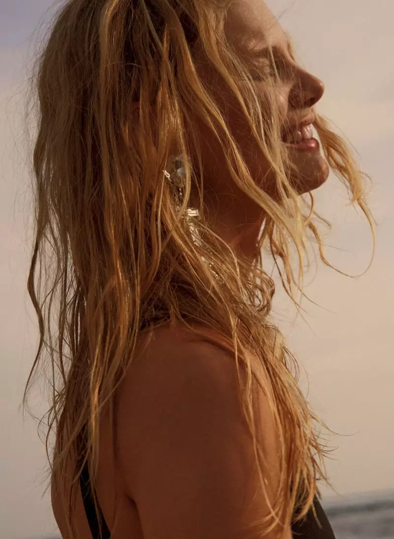 Marloes Horst posa in spiaggia La stagione cerca Marie Claire UK