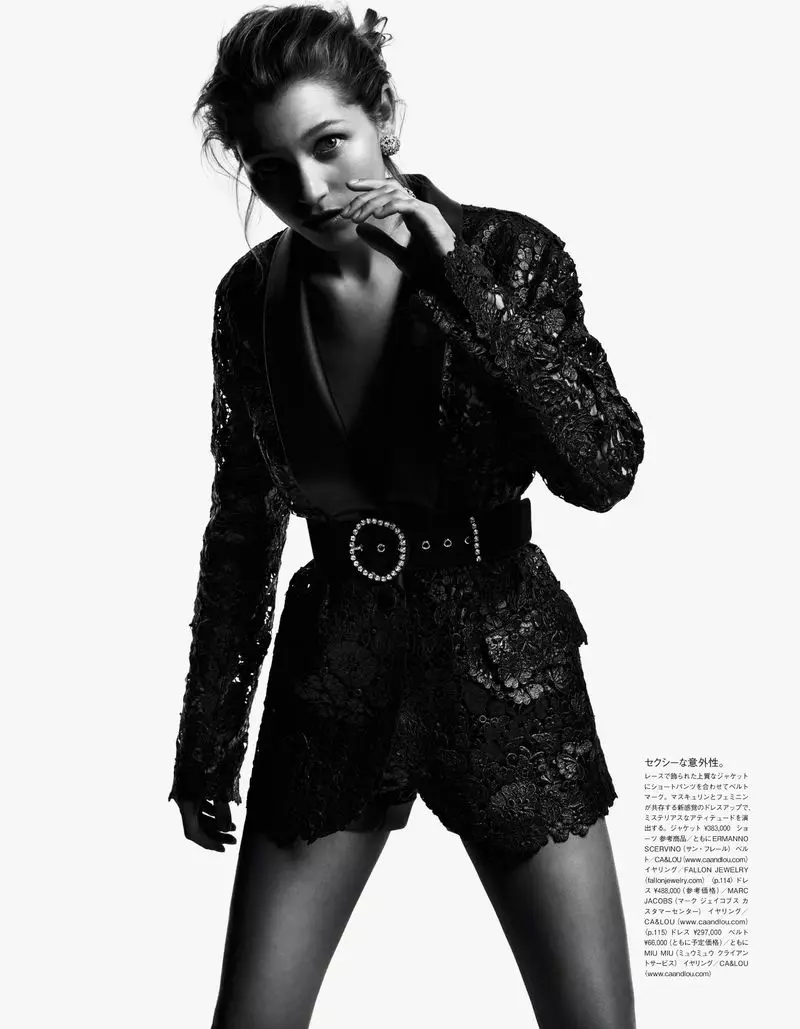 Хана Йиричкова носи елегантна черна визия за Vogue Japan