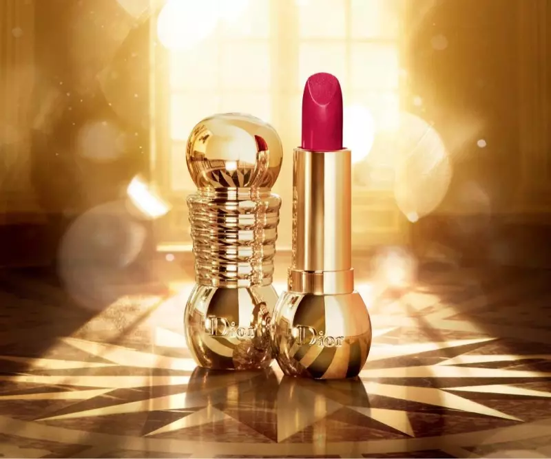 Ua susulu mai Daria Strokous i le Dior Christmas Makeup Ads