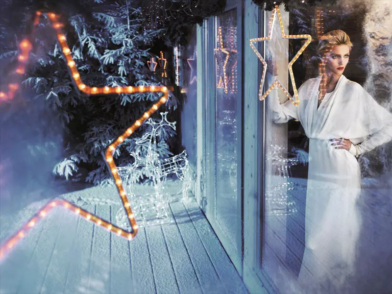 Anja Rubik se rapproche de son mari dans les publicités de Noël 2013 d'Apart