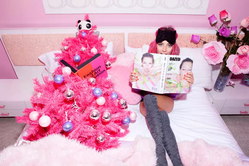 Chloe Norgaard, Nasty Gal's Gift Lookbook을 위한 네온 스타일 모델